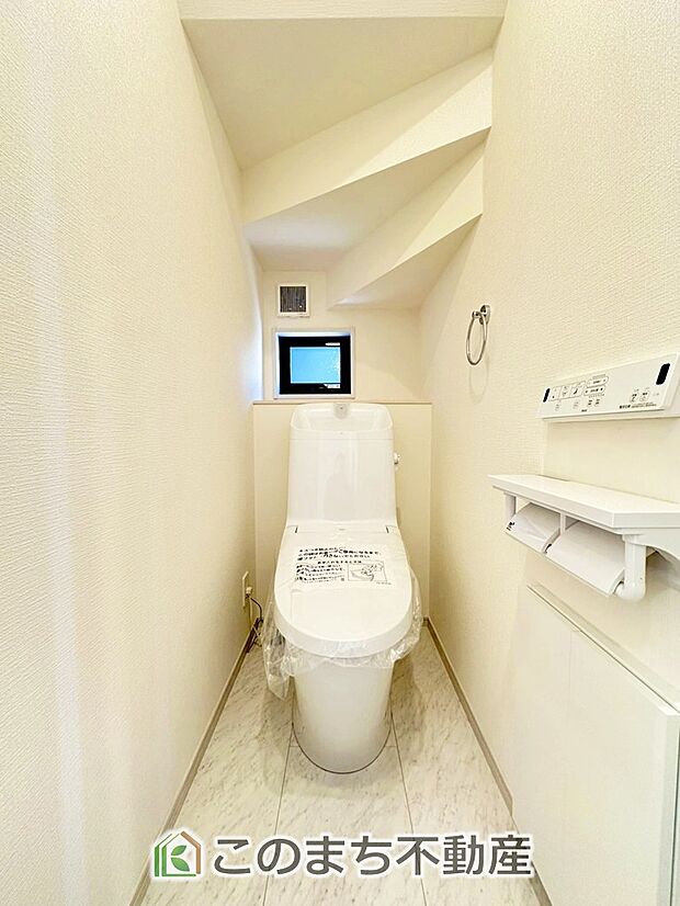【トイレ】小窓から換気ができて清潔なトイレスペース☆温水洗浄便座搭載です！ 