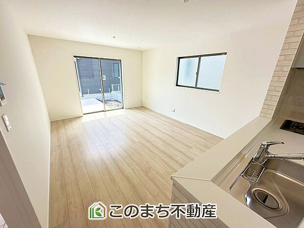 【居間・リビング】南側から暖かな日差しが差し込みます♪キッチンからリビングの様子がよく見渡せます☆ 