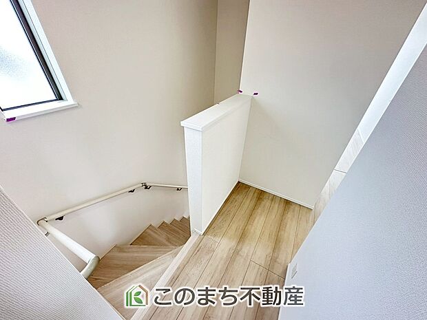 【内装】手すり付きで小さなお子様にも安心の階段スペースです☆ 