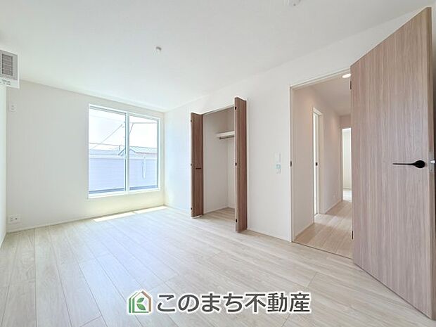 【洋室】南向きで陽当たりの良い洋室♪風通しもよく快適です☆