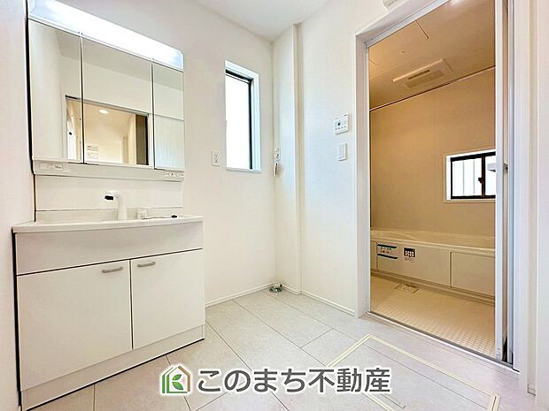【独立洗面台】収納豊富な3面鏡の洗面台にはハンドシャワー完備です 