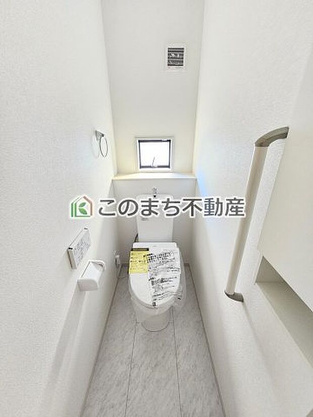 【トイレ】同社施工物件の写真です。※建具やフローリング、その他仕様が違う場合がございます。