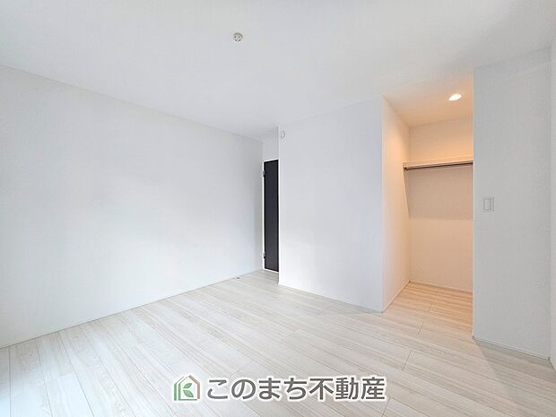 【洋室】南向きで陽当たりの良い洋室♪風通しもよく快適です☆