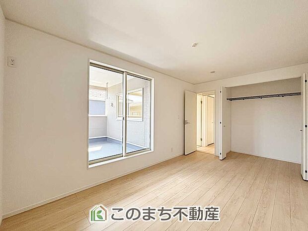 【洋室】南向きで陽当たりの良い洋室♪風通しもよく快適です☆
