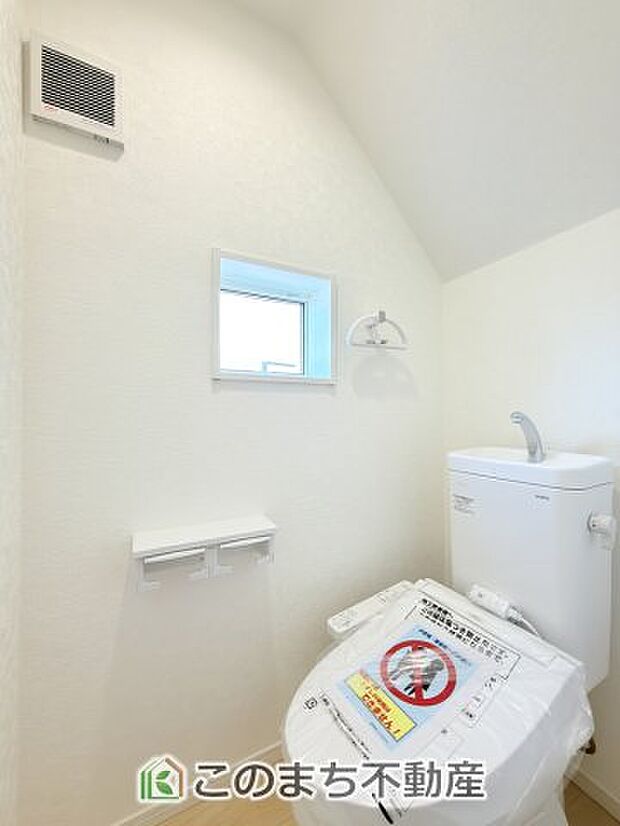 【トイレ】小窓から換気ができて清潔なトイレスペース☆