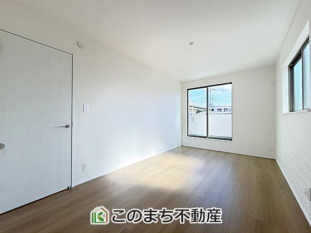 【洋室】南向きで陽当たりの良い洋室♪風通しもよく快適です☆ 