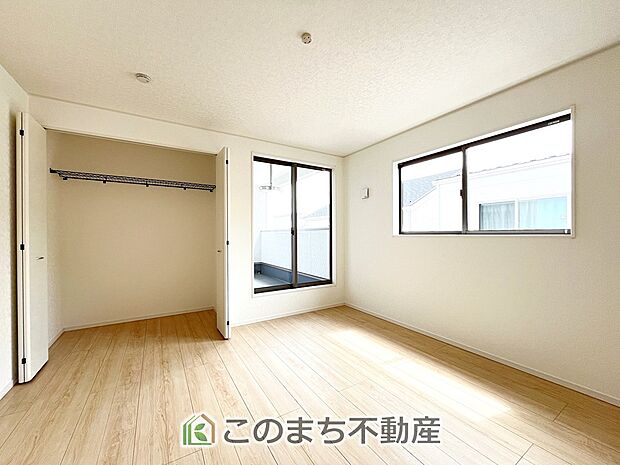【洋室】日当たりが良く明るい洋室です。クローゼット付きで家具の配置がしやすく居心地の良いプライベート空間を演出します。 
