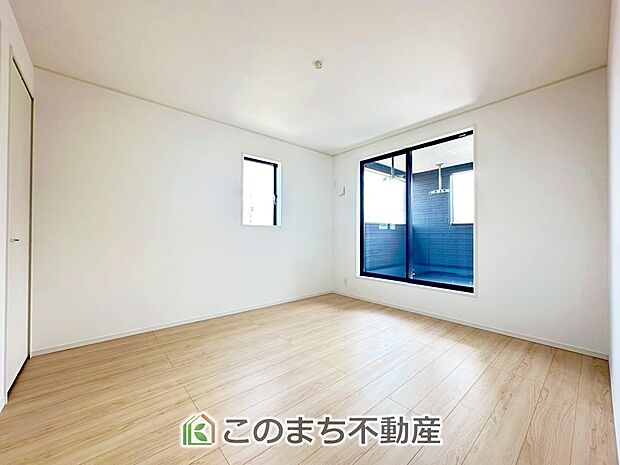 【洋室】採光も確保されたお部屋です。大きいベッドを置いても余裕のあるゆとり空間。 
