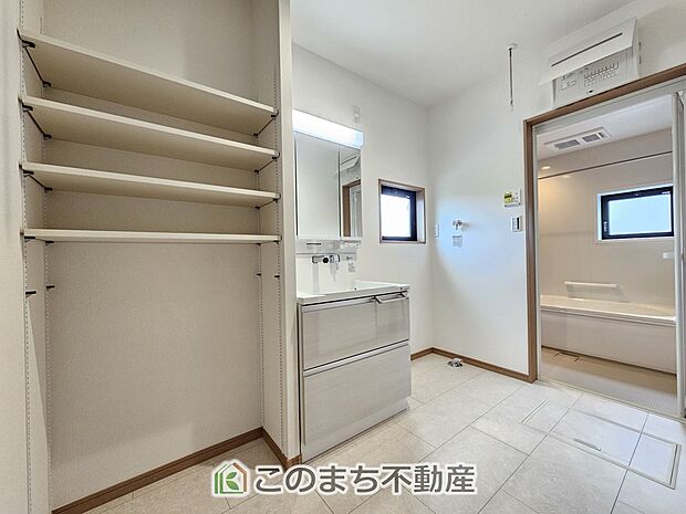 【洗面】シャンプードレッサーで朝の身支度♪伸びるホースでお掃除も簡単清潔です!