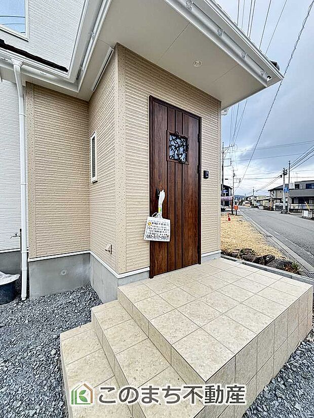 【玄関】広々とした玄関スペース♪たくさんの靴を収納できる下駄箱もございます。