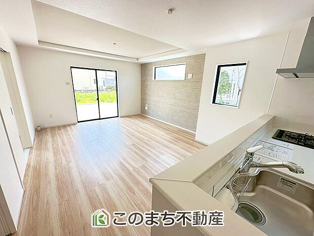 【居間・リビング】オープンでのびやかな空間を生み出す、こだわりの広がりとゆとり。家族と過ごす時間を大切にしたい方にぴったりの明るくゆとりある住空間です。 