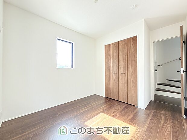【洋室】南向きで陽当たりの良い洋室♪風通しもよく快適です☆