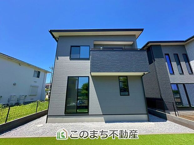 【外観】閑静な住宅地は、伸び伸びスローライフを叶えてくれます。自然豊富な季節の移ろいを身近に感じられる環境で子育てすれば、お子様もきっと素直に成長してくれるはずです！ 