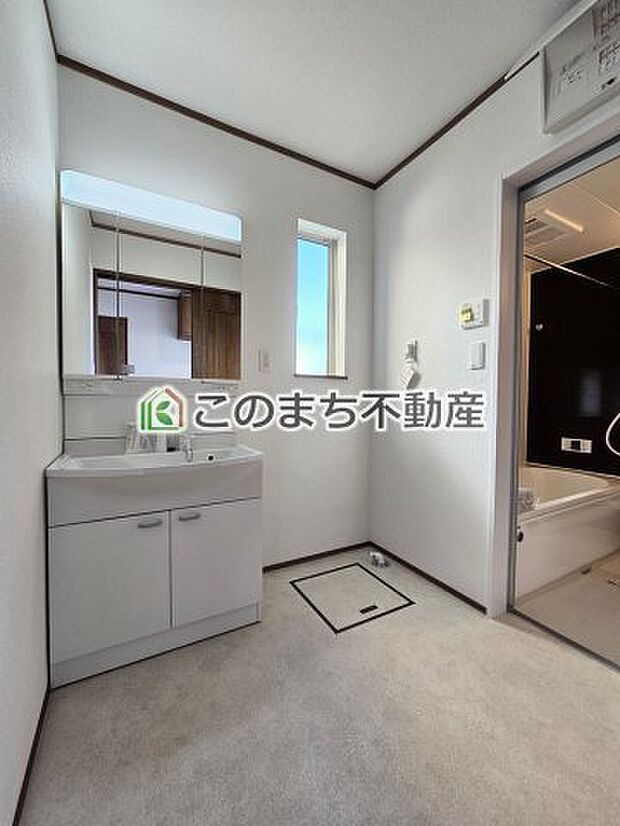 【洗面】同社施工物件の写真です。※建具やフローリング、その他仕様が違う場合がございます。シャンプードレッサーで朝の身支度♪伸びるホースでお掃除も簡単清潔です！