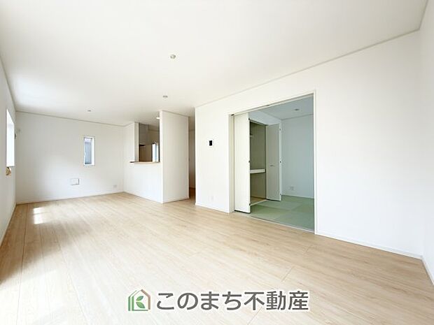 【居間・リビング】南向きで陽当たりの良い洋室♪風通しもよく快適です☆