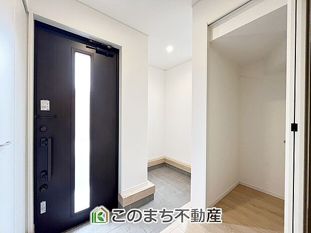 【玄関】玄関にはシューズボックスはもちろん、大きな荷物も収納出来るシューズクロークもございます♪ 