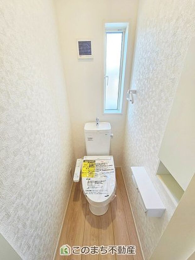 【トイレ】小窓から換気ができて清潔なトイレスペース☆
