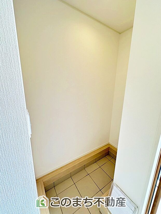 【玄関】玄関にはシューズボックスはもちろん、大きな荷物も収納出来るシューズクロークもございます♪ 