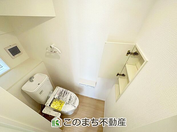 【トイレ】小窓から換気ができて清潔なトイレスペース☆温水洗浄便座搭載です！ 
