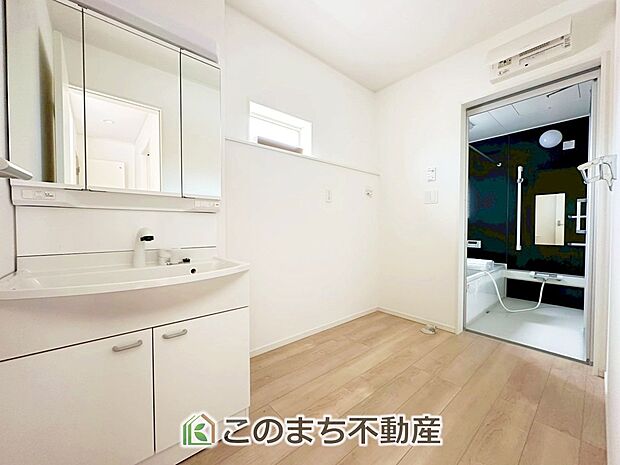【洗面】同社施工物件の写真です。※建具やフローリング、その他仕様が違う場合がございます。シャンプードレッサーで朝の身支度♪伸びるホースでお掃除も簡単清潔です！