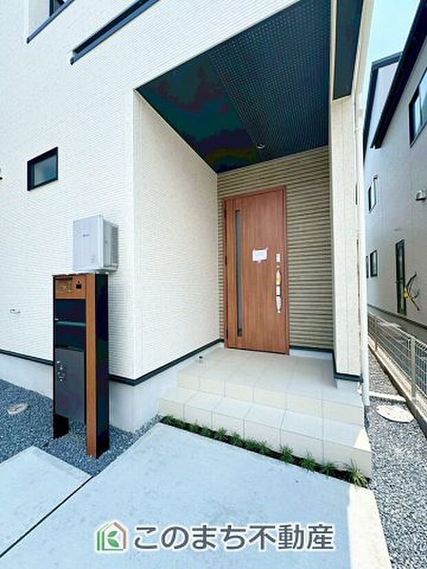 【玄関】玄関周りは家の顔！スタイリッシュな玄関が特徴です！ 