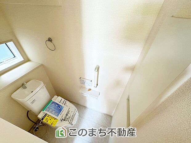 【トイレ】小窓から換気ができて清潔なトイレスペース☆温水洗浄便座搭載です！ 