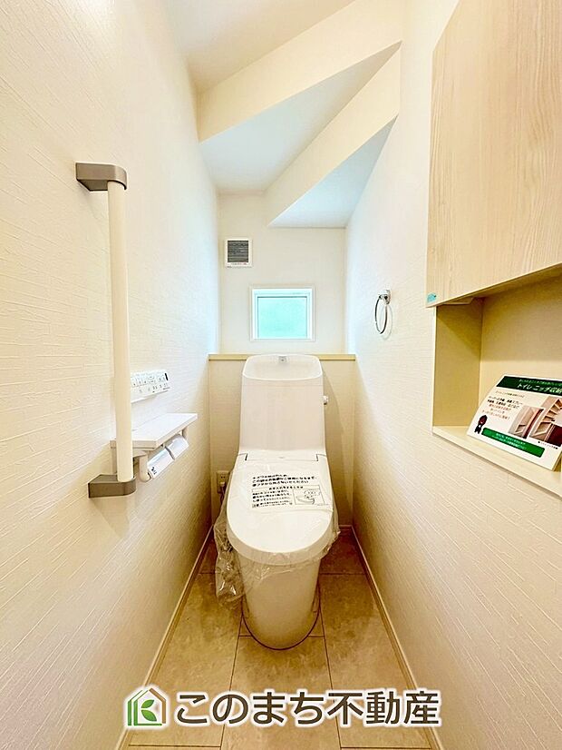 【トイレ】小窓から換気ができて清潔なトイレスペース☆ウォシュレット搭載です！ 