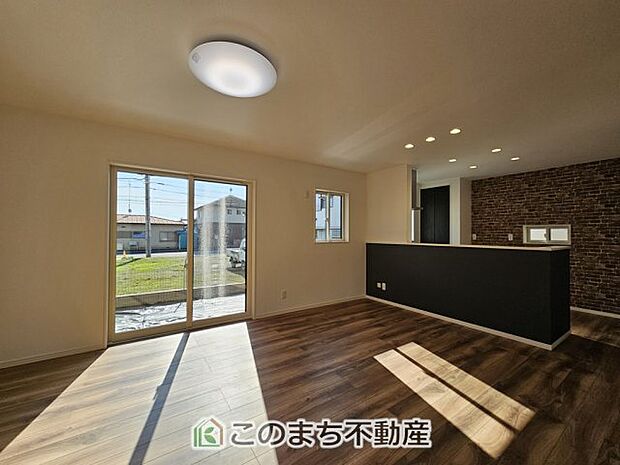 【居間・リビング】ナチュラルな色調で、窓を多く配置し光を取り込む明るいリビングは家族だんらんの空間です♪ お休みの日は一日中家でリラックス出来る安らぎの空間になります♪