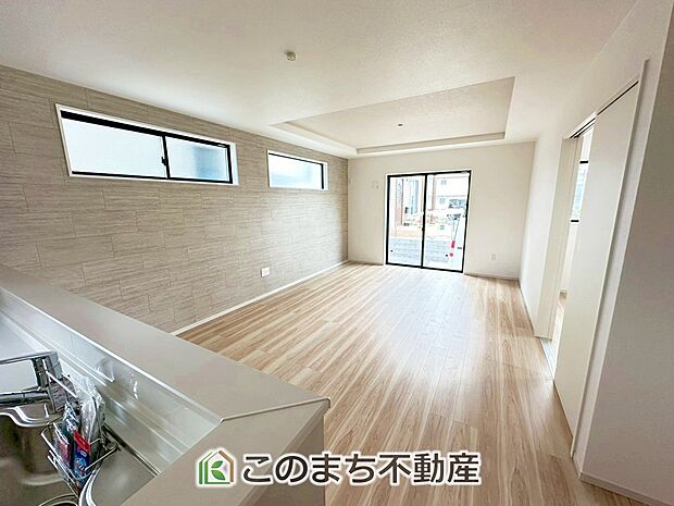 【居間・リビング】南側から暖かな日差しが差し込みます♪キッチンからリビングの様子がよく見渡せます☆ 