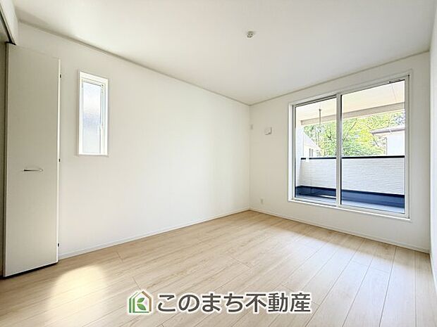 【洋室】南向きの大型バルコニーは陽当り良好で、たっぷりのお洗濯物もよく乾きます！ さらにインナーバルコニーなので雨の日でも安心してお出かけできますね♪