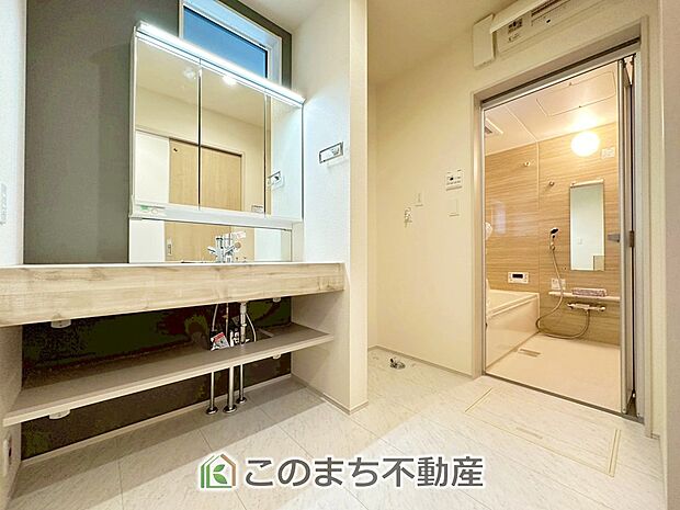 【独立洗面台】十分な大きさの洗面台は、身だしなみチェックや歯磨きなど、朝の慌ただしい時間でもホテルライクなスペースで余裕とゆとりを感じて頂けます。 