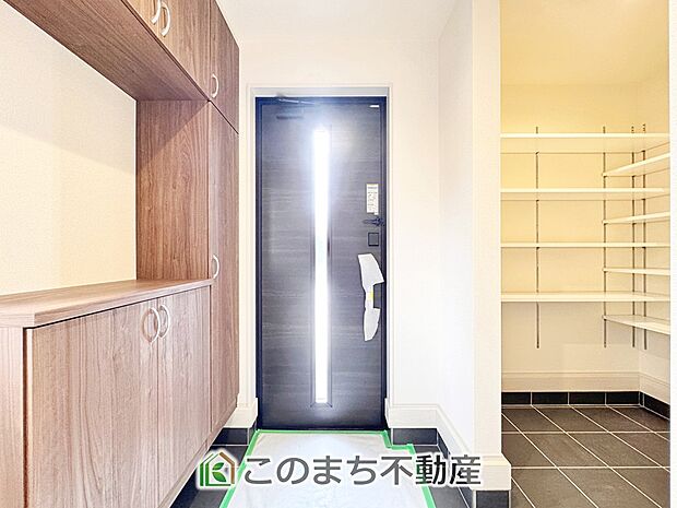 【玄関】広々とした玄関スペース♪たくさんの靴を収納できる下駄箱もございます。