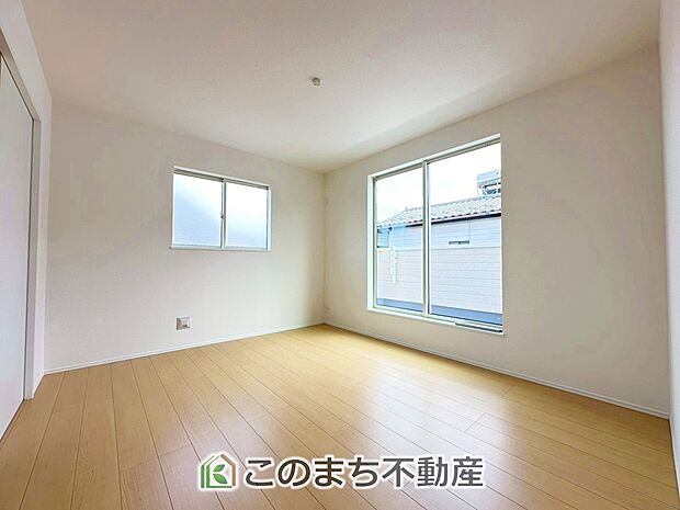 【洋室】陽光がふんだんに降り注ぐお部屋です。陽だまりの空間で、プライベートなお家時間も快適にお過ごしいただけます♪ 