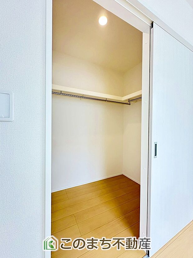 【収納】主寝室には収納を多めに設置しております。 私服からスーツまでご夫婦お二人分の収納も可能ですね！ 