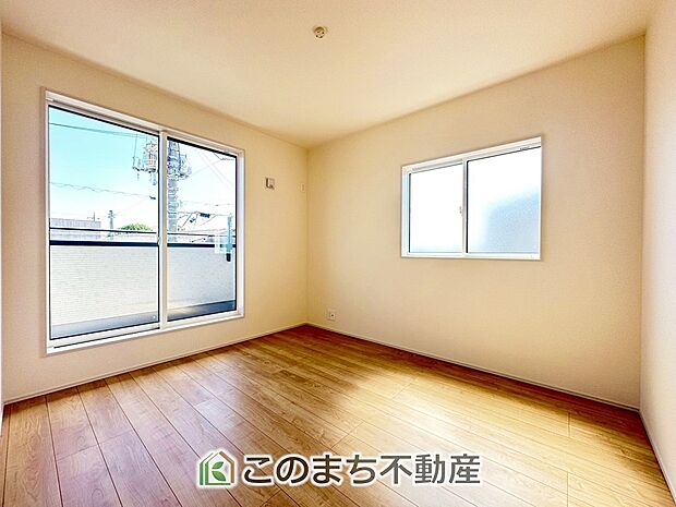 【洋室】陽光がふんだんに降り注ぐお部屋です。陽だまりの空間で、プライベートなお家時間も快適にお過ごしいただけます♪ 