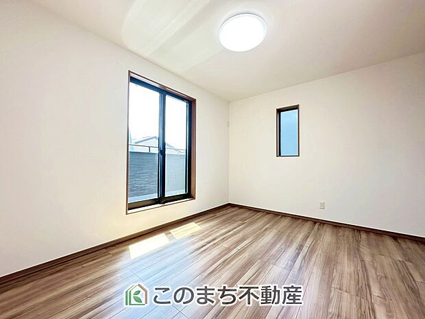 【洋室】柔らかい陽光が差し込む明るいお部屋を演出する設計。彩光の取れる窓が気持ちの良いお部屋を創り上げます。 