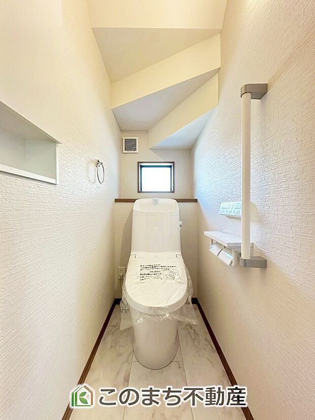【トイレ】小窓から換気ができて清潔なトイレスペース☆温水洗浄便座搭載です！ 