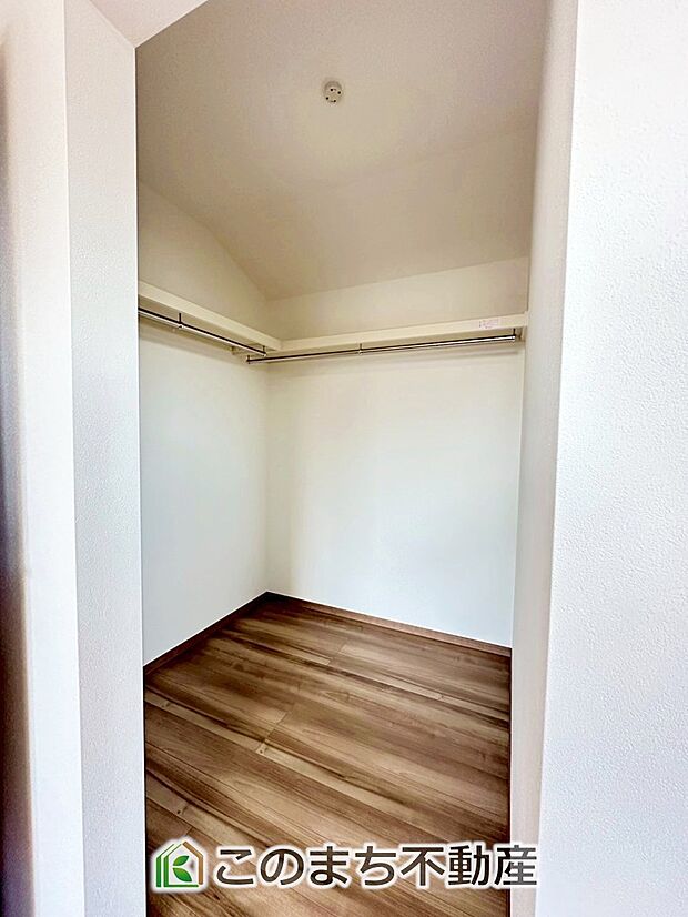 【収納】オープンタイプのウォークインクローゼットで収納もたっぷり確保しています。大型荷物も収納できて便利ですね！ 