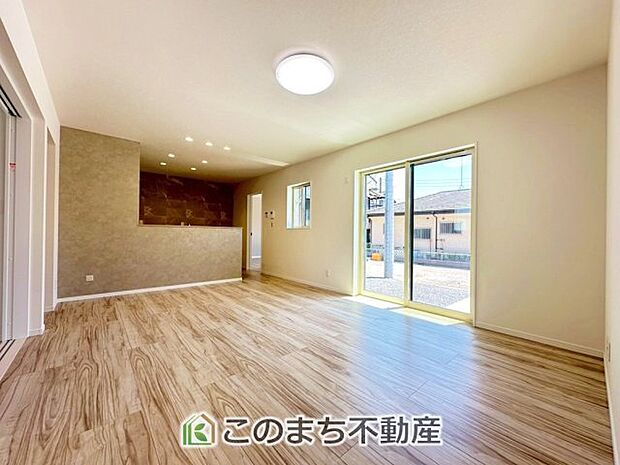 【居間・リビング】オープンでのびやかな空間を生み出す、こだわりの広がりとゆとり。家族と過ごす時間を大切にしたい方にぴったりの明るくゆとりある住空間です。 