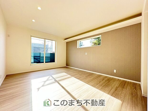 【洋室】陽光がふんだんに降り注ぐお部屋です。陽だまりの空間で、プライベートなお家時間も快適にお過ごしいただけます♪ 