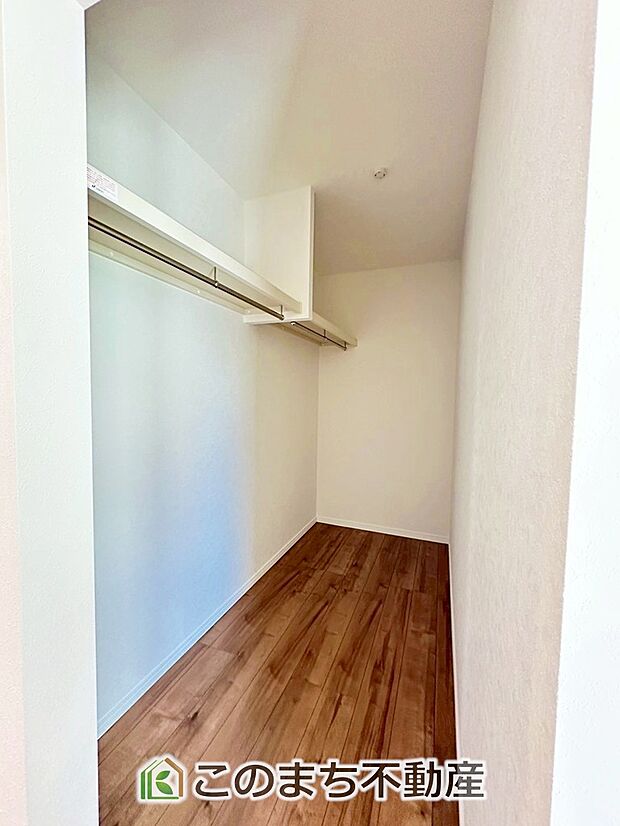 【収納】ウォークインクローゼットで収納もたっぷり確保しています。大型荷物も収納できて便利ですね！