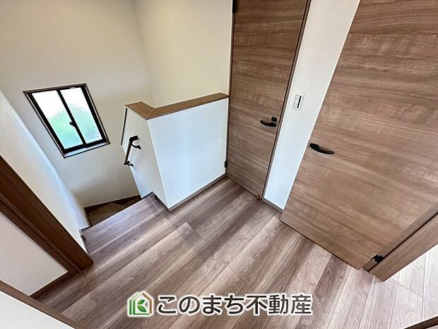 【内装】手すり付きで小さなお子様にも安心の階段スペースです☆ 