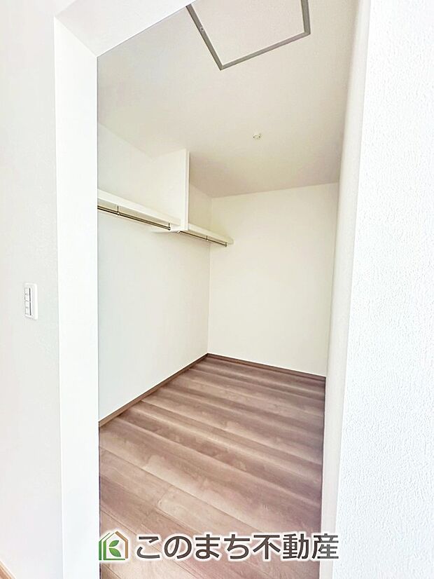 【収納】主寝室には収納を多めに設置しております。 私服からスーツまでご夫婦お二人分の収納も可能ですね！ 