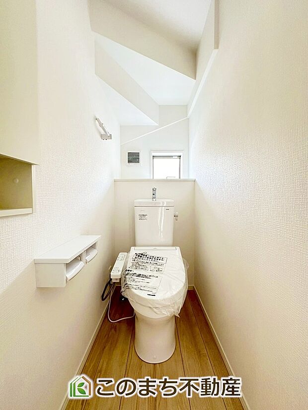 【トイレ】小窓から換気ができて清潔なトイレスペース☆温水洗浄便座搭載です！ 