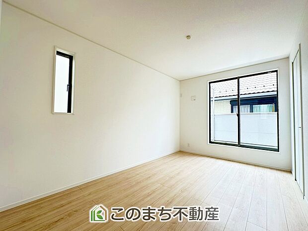 【洋室】採光も確保されたお部屋です。大きいベッドを置いても余裕のあるゆとり空間。 