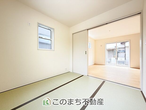 【和室】お子様のお昼寝にも便利な和室です。大きな窓から暖かな日差しが差し込みます♪