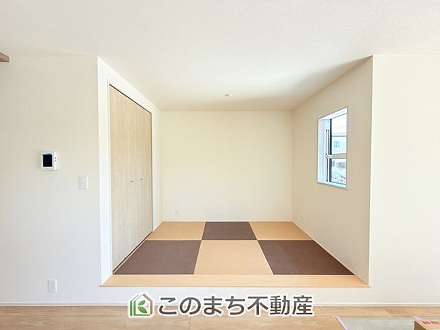 【和室】お子様のお昼寝にも便利な和室です。大きな窓から暖かな日差しが差し込みます♪