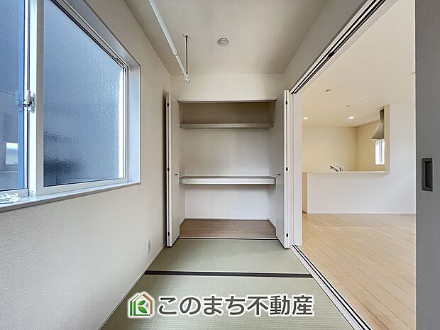 【和室】お子様のお昼寝にも便利な畳コーナーです。大きな窓から暖かな日差しが差し込みます♪