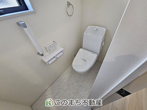 【トイレ】小窓から換気ができて清潔なトイレスペース☆