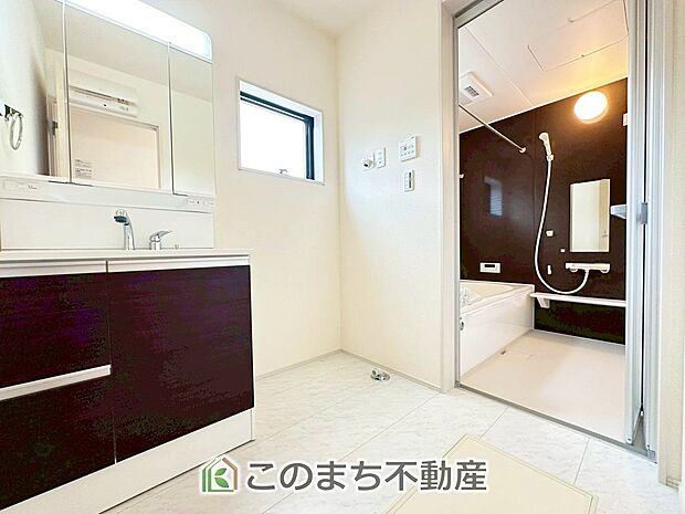 【独立洗面台】脱衣所は広々としておりますので、お子様のお着替えもストレスなくできます!